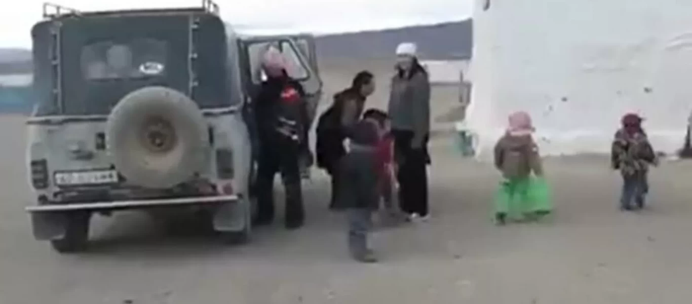 Σχολικό λεωφορείο στη Μογγολία: Πόσα παιδάκια μπορούν να χωρέσουν σε ένα τζιπάκι (βίντεο)